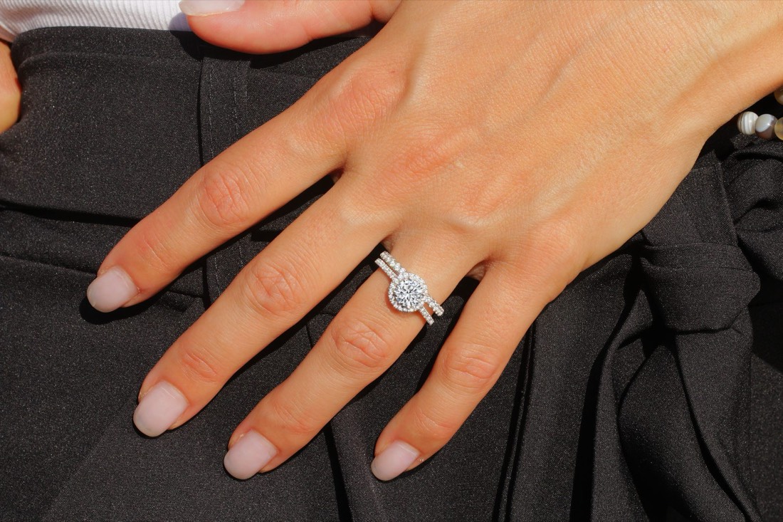 Bague de fiançailles halo diamants sur mesure — SR Bijoux Genève